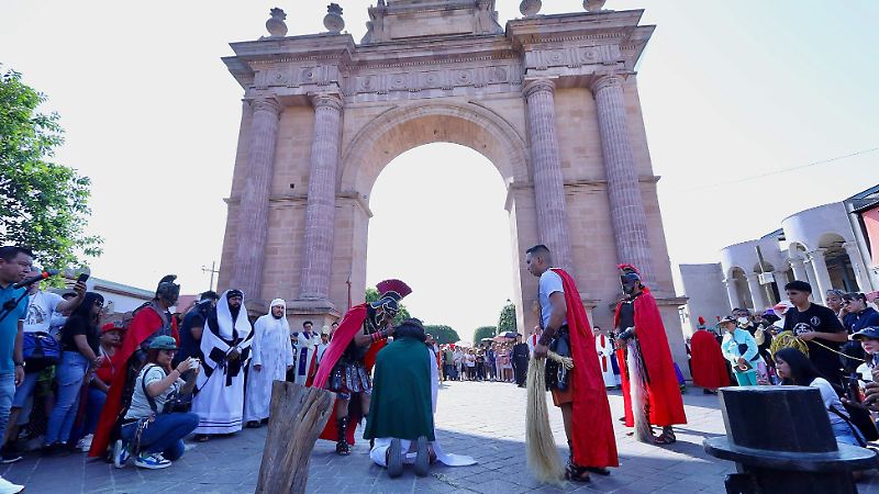 Viacrusis en el Arco de la Calzada en León